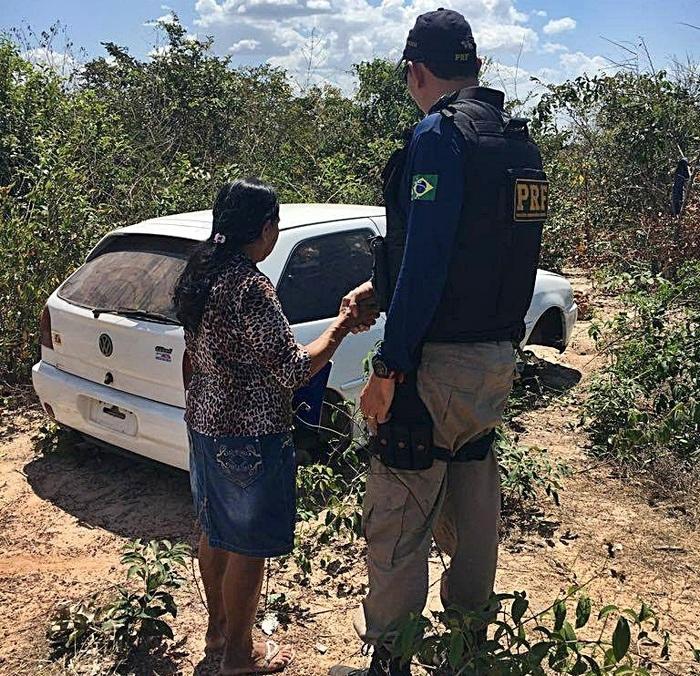Proprietária reconhecendo o veículo. (Crédito: PRF)