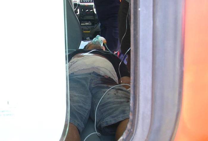 Vítima dentro da ambulância.  (Crédito: Kairo Amaral)
