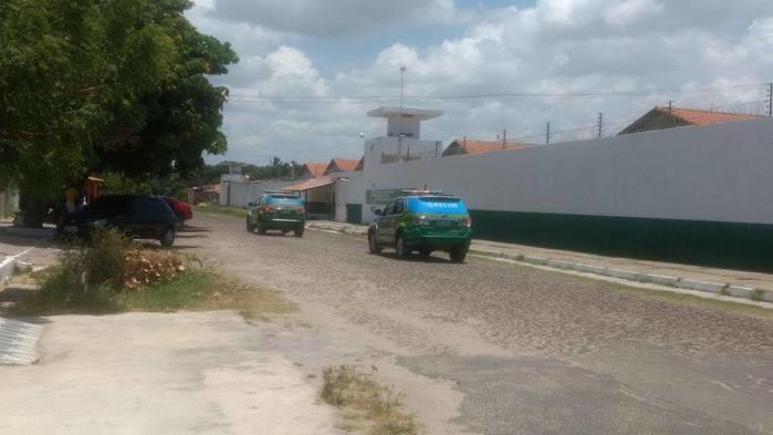 Viaturas da Polícia Militar adentraram na Penitenciária (Crédito: José Neto)