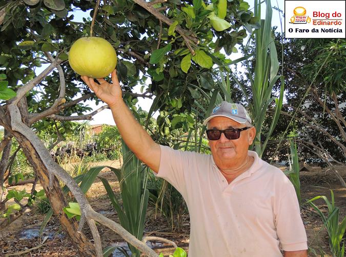 Seu Bombom segurando uma laranja gigante (Crédito: Edinardo Pinto)