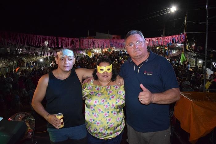 Vice Prefeito Gilson Moura ao lado da esposa Querida Moura e seu amigo (Crédito: Wagner Medeiros)