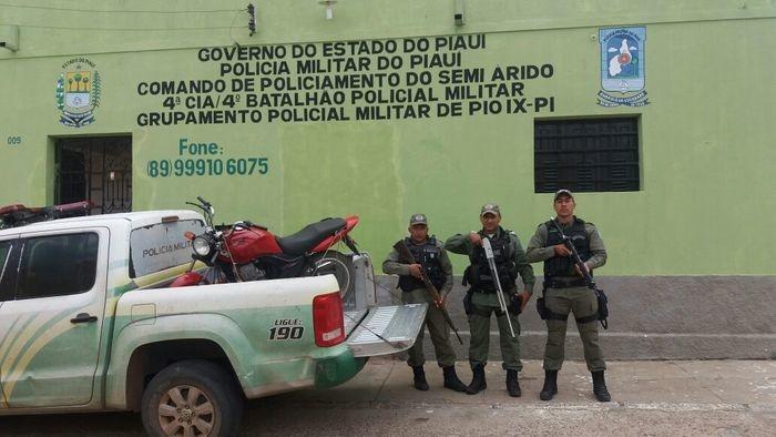 SGT HILDOMAR, CABO AGRACIR E SD FERRAZ no momento em que recuperaram a moto (Crédito: Polícia Militar)