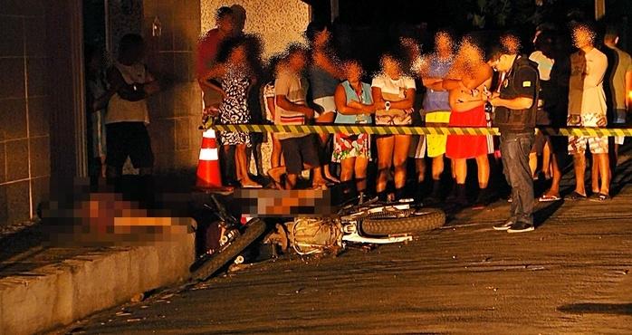 As duas vítimas estavam em uma moto. (Crédito: Kairo Amaral)