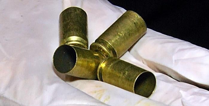 Cápsulas de pistola encontradas no local. (Crédito: Kairo Amaral)