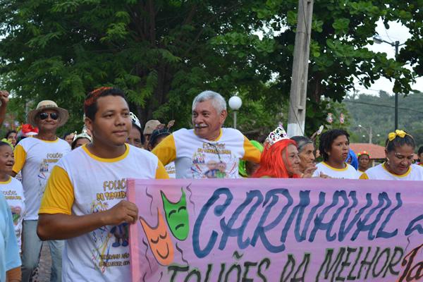 Prefeito Manoel Lázaro no meio da folia (Crédito: Paes Landim)