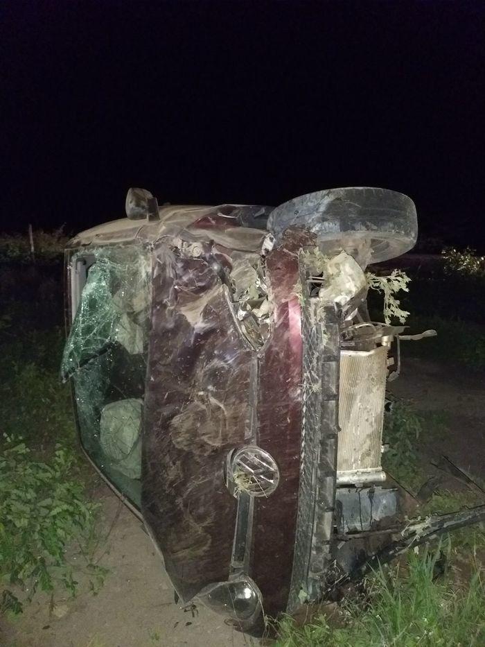 Carro tomado de assalto que foi “capotado” após a ação criminosa (Crédito: Reprodução)