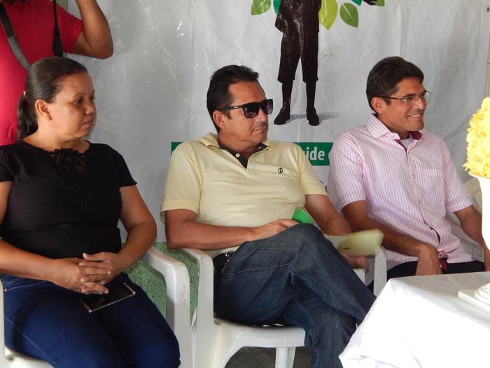 Vereadores Ernando Mariano e Maria do Justino com o secretário municipal de infra estrutura Evandro Mendes 