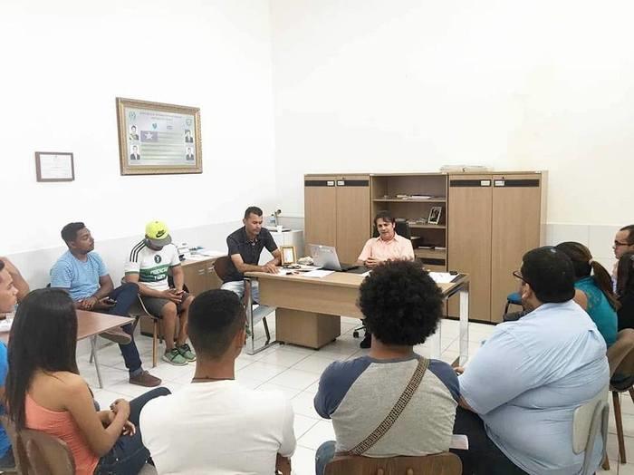 Prefeito Roger Linhares com representantes quadrilheiros (Crédito: Mikelson)