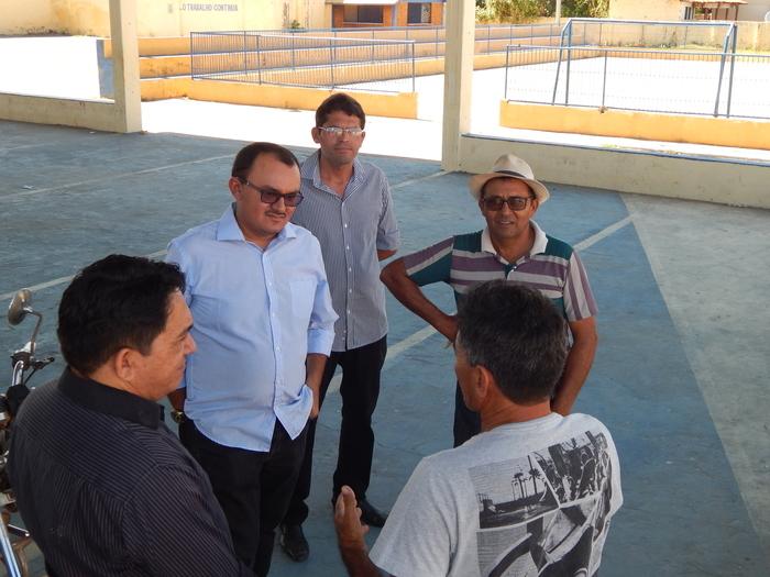 Prefeito vendo os últimos detalhes paro o 9º festival de cultura