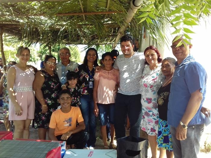 Presidente da associação, senhor Manoel da Cruz acompanhado de familiares e autoridades locais