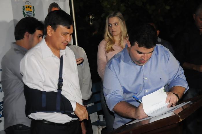 Prefeito Reginaldo Júnior assina ordem de serviço para a implantação de uma academia de saúde na praça