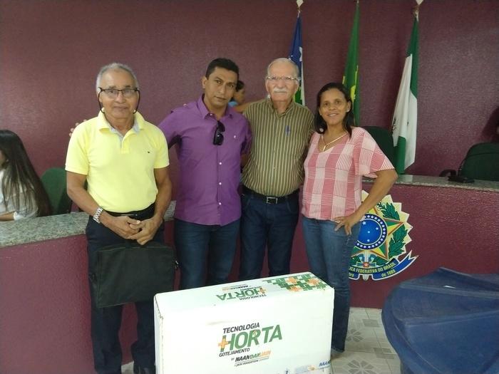 secretário de desenvolvimento agrário ao lado de presidentes de associações rurais do município