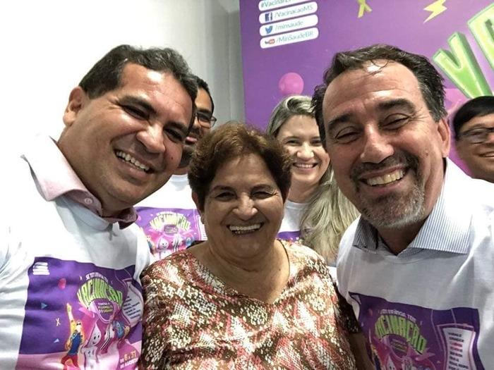 Prefeito Junior Carvalho, sua mãe dona Zeza e o ministro da saúde, Gilberto Occhi na abertura do dia nacional de campanha de vacina realizada em Demerval Lobão - PI