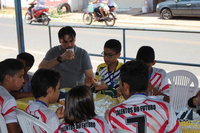 Prefeito Roger lanchando com a molecada na cidade de  União (Crédito: Mikelson Deivid)