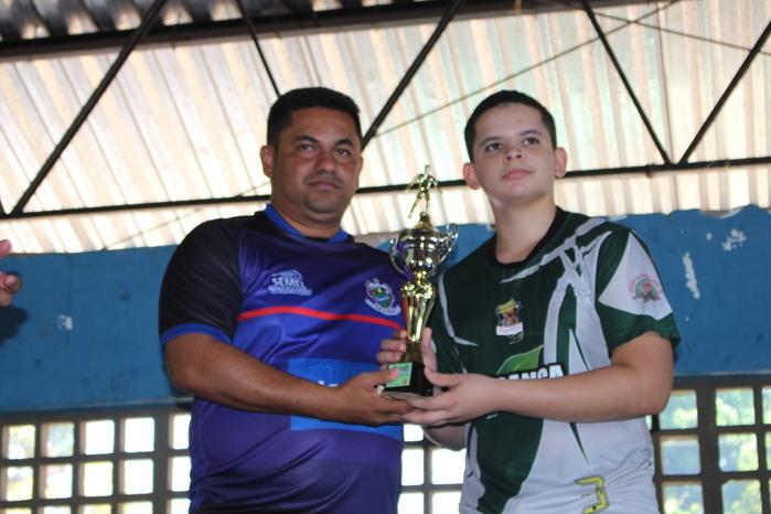  Secretário de Esportes, Carlos Augusto fazendo a entrega de vice-campeão ao time Agility de Miguel Alves (Crédito: Mikelson Deivid)