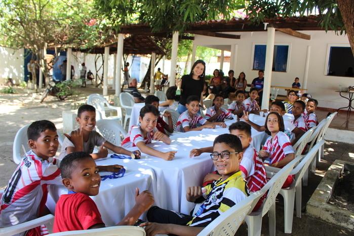 Germane Linhares recepcionando os atletas (Crédito: Mikelson Deivid)