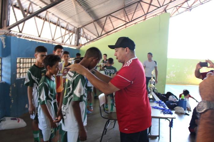 Vereador Alfredo entregando medalhas ao time de Miguel Alves (Crédito: Mikelson Deivid)