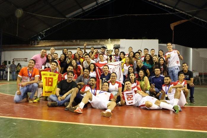 Prefeito Roger Linhares com o retiro campeão (Crédito: Mikelson Deivid)