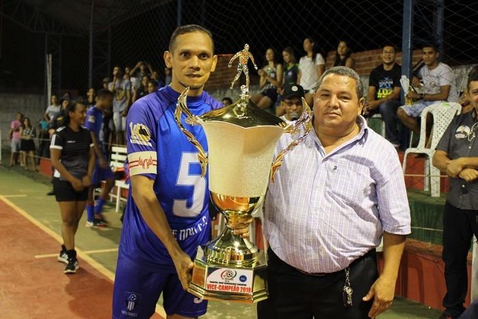 Saraiva entregando o troféu de vice-campeão que leva seu nome (Crédito: Mikelson Deivid)