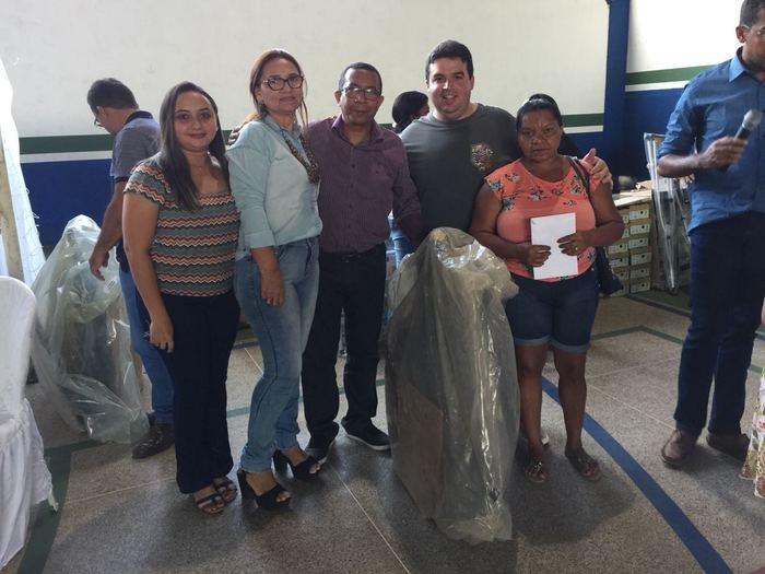 Prefeito Reginaldo Júnior e secretário de Saúde, Jânio César, fazem entrega à população