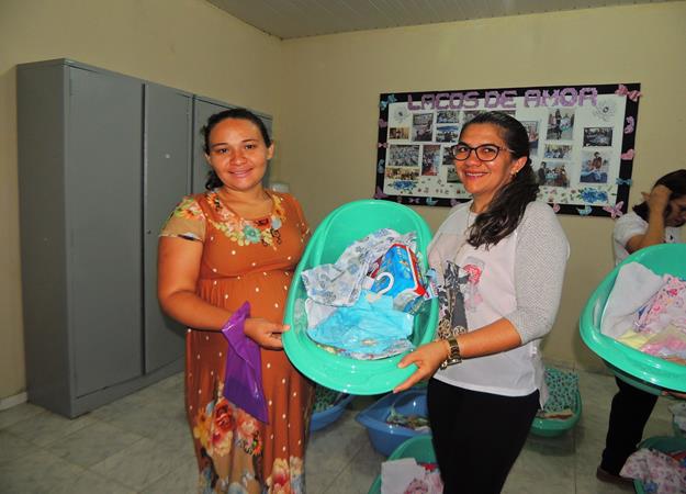 Programa “Laços de Amor” realiza entrega de enxovais a gestantes de Pedro II - Imagem 5