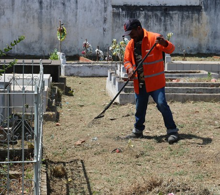 Prefeitura de Água Branca realiza manutenção de cemitérios