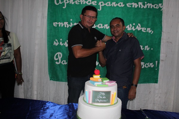 Professores são homenageados durante caminhada em Santo Inácio  - Imagem 66