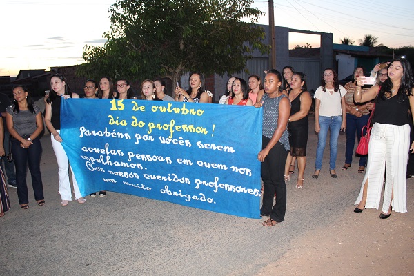 Professores são homenageados durante caminhada em Santo Inácio  - Imagem 7