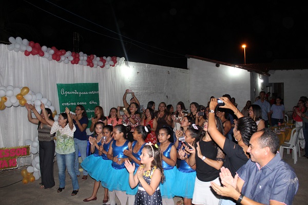 Professores são homenageados durante caminhada em Santo Inácio  - Imagem 37