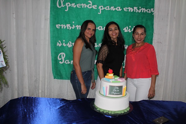 Professores são homenageados durante caminhada em Santo Inácio  - Imagem 42