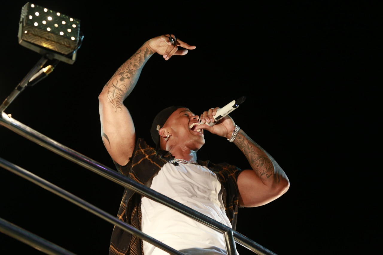 Léo Santana arrasta multidão no bloco Vem com o Gigante - Imagem 2