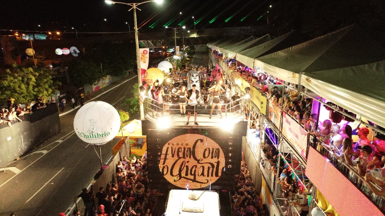 Léo Santana arrasta multidão no bloco Vem com o Gigante - Imagem 3