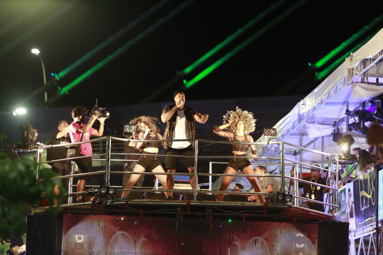 Léo Santana arrasta multidão no bloco Vem com o Gigante - Imagem 1