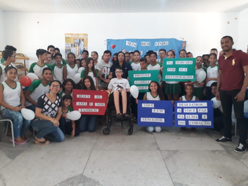 Alunos e professores fazem homenagem e acolhem o adolescente Felipe Gabriel  