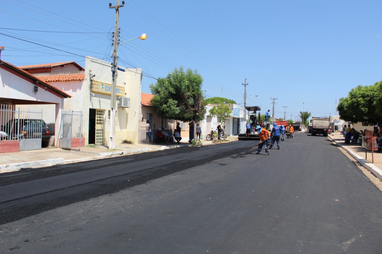 Em Santo Inácio prefeito conclui asfaltamento na Avenida Getúlio Vargas  - Imagem 20