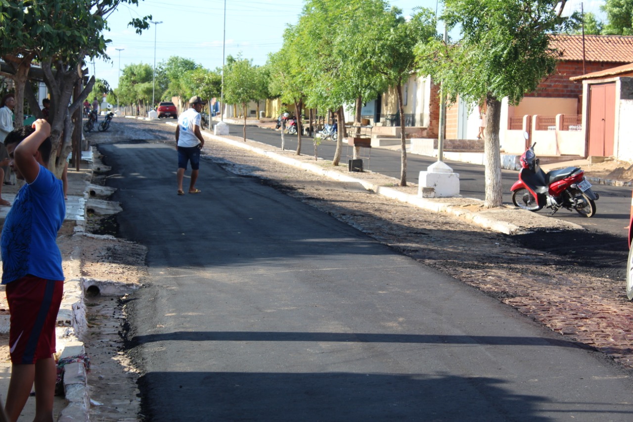 Em Santo Inácio prefeito conclui asfaltamento na Avenida Getúlio Vargas  - Imagem 30