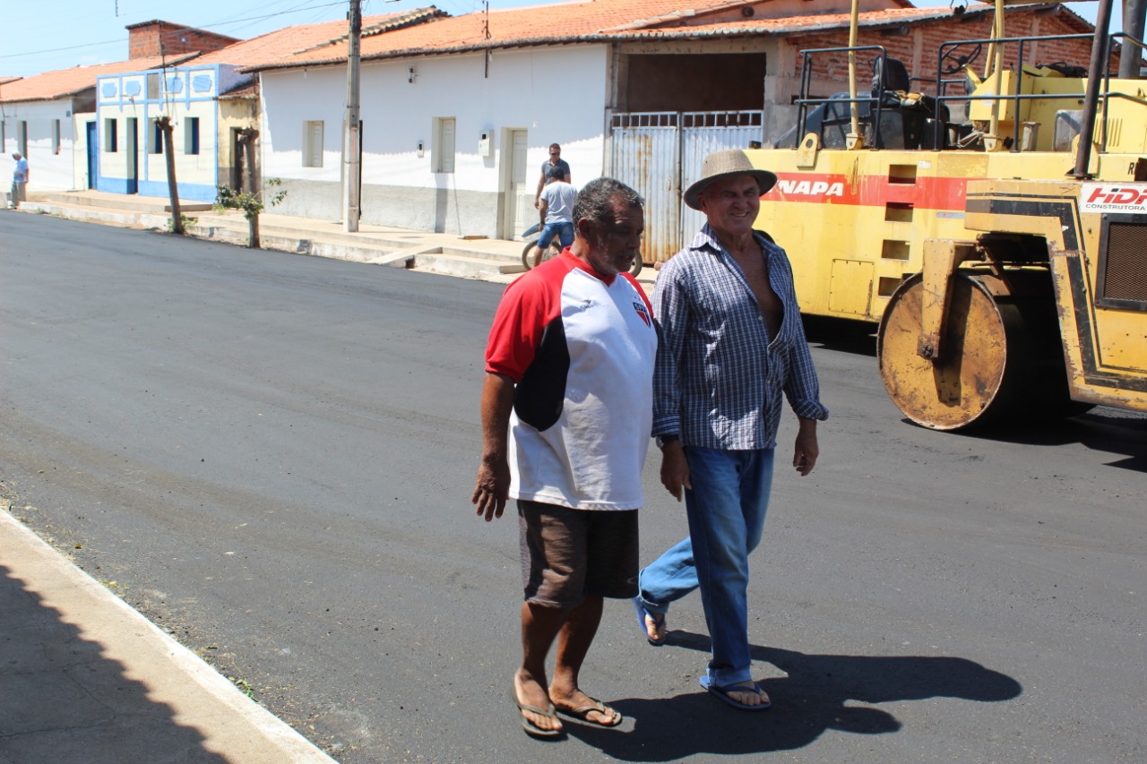 Em Santo Inácio prefeito conclui asfaltamento na Avenida Getúlio Vargas  - Imagem 18
