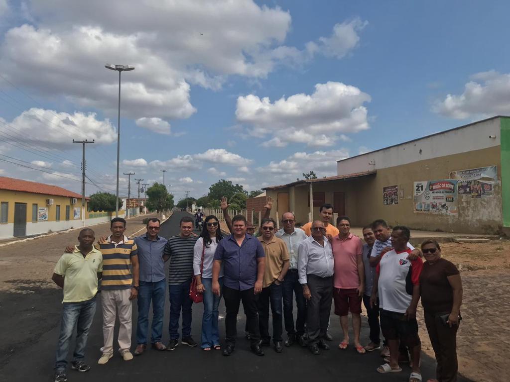 Em Santo Inácio prefeito conclui asfaltamento na Avenida Getúlio Vargas  - Imagem 8