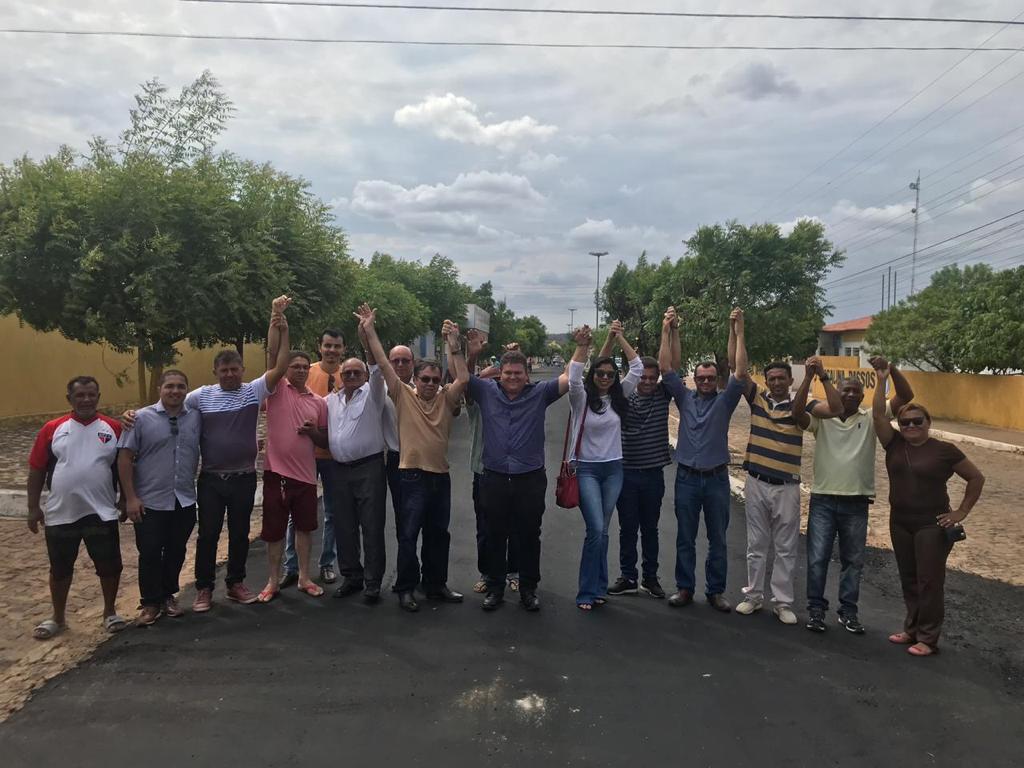 Em Santo Inácio prefeito conclui asfaltamento na Avenida Getúlio Vargas  - Imagem 7