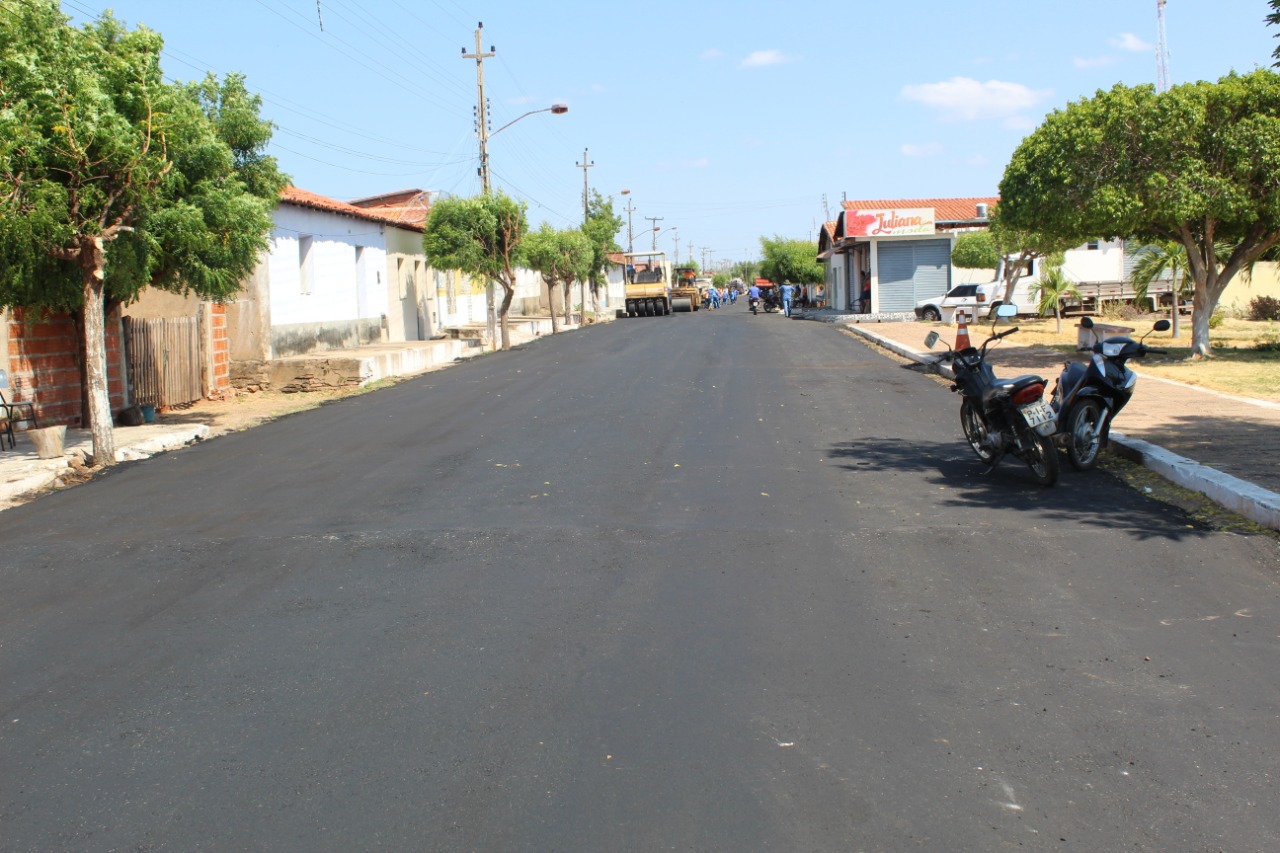 Em Santo Inácio prefeito conclui asfaltamento na Avenida Getúlio Vargas  - Imagem 12