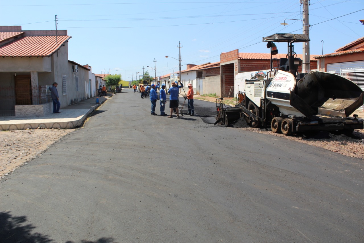 Em Santo Inácio prefeito conclui asfaltamento na Avenida Getúlio Vargas  - Imagem 16