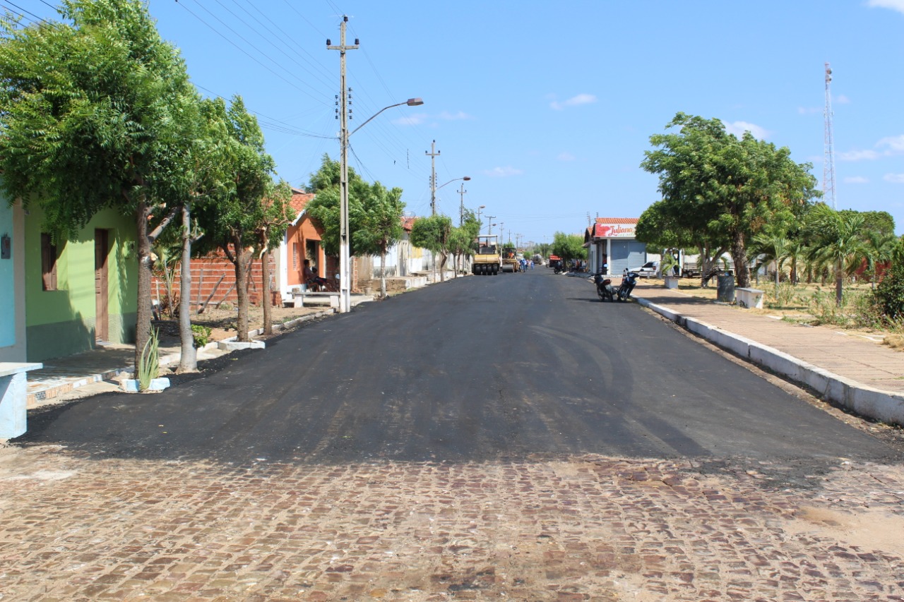 Em Santo Inácio prefeito conclui asfaltamento na Avenida Getúlio Vargas  - Imagem 13