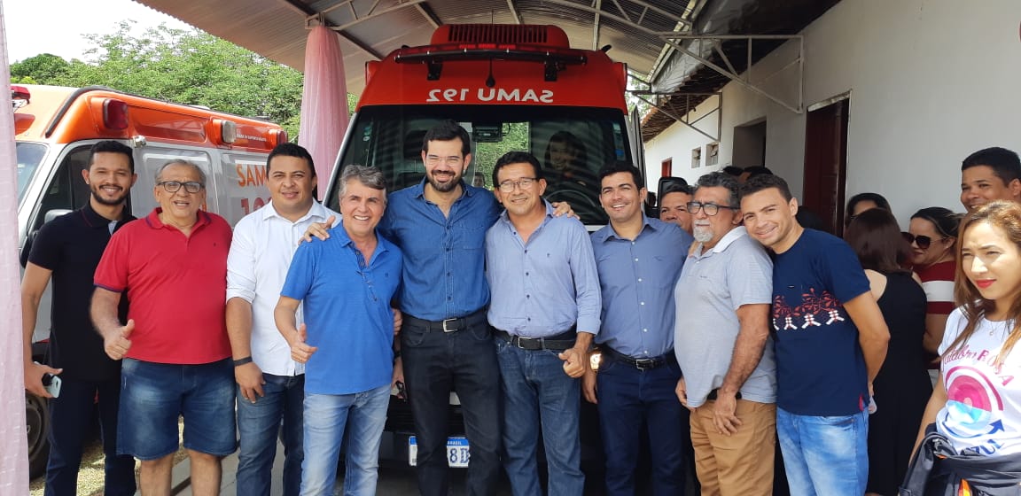 Prefeito João Luiz entrega mais 02 veículos para servir à população - Imagem 12