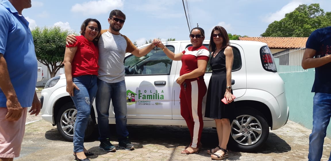 Prefeito João Luiz entrega mais 02 veículos para servir à população - Imagem 6