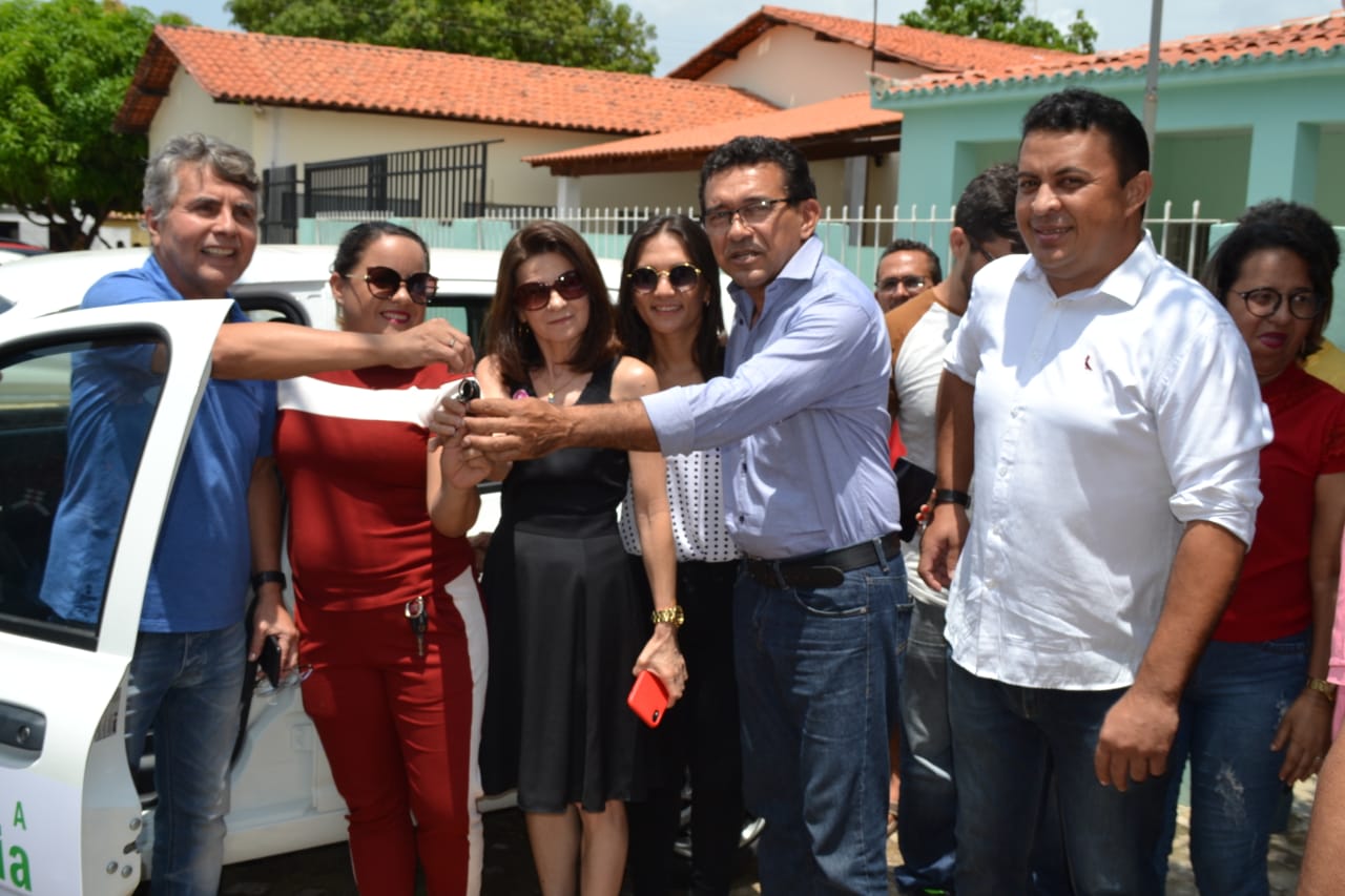 Prefeito João Luiz entrega mais 02 veículos para servir à população - Imagem 7