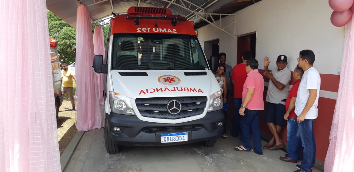 Prefeito João Luiz entrega mais 02 veículos para servir à população - Imagem 18