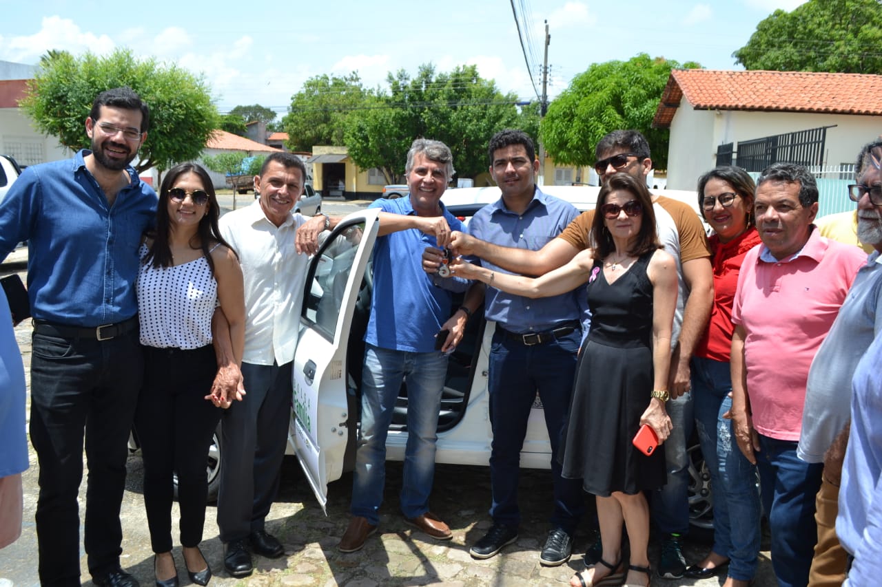 Prefeito João Luiz entrega mais 02 veículos para servir à população - Imagem 2