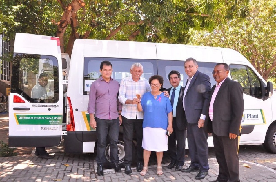 Prefeito Manoel Lázaro adquire veículo para pacientes - Imagem 1