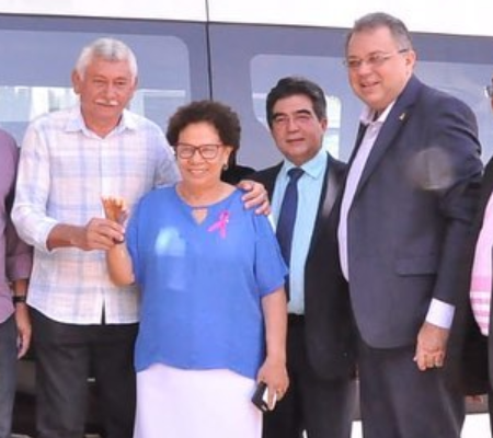 Prefeito Manoel Lázaro adquire veículo para pacientes 