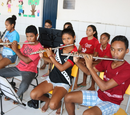 Projeto ensina jovens e adolescentes a arte musical 